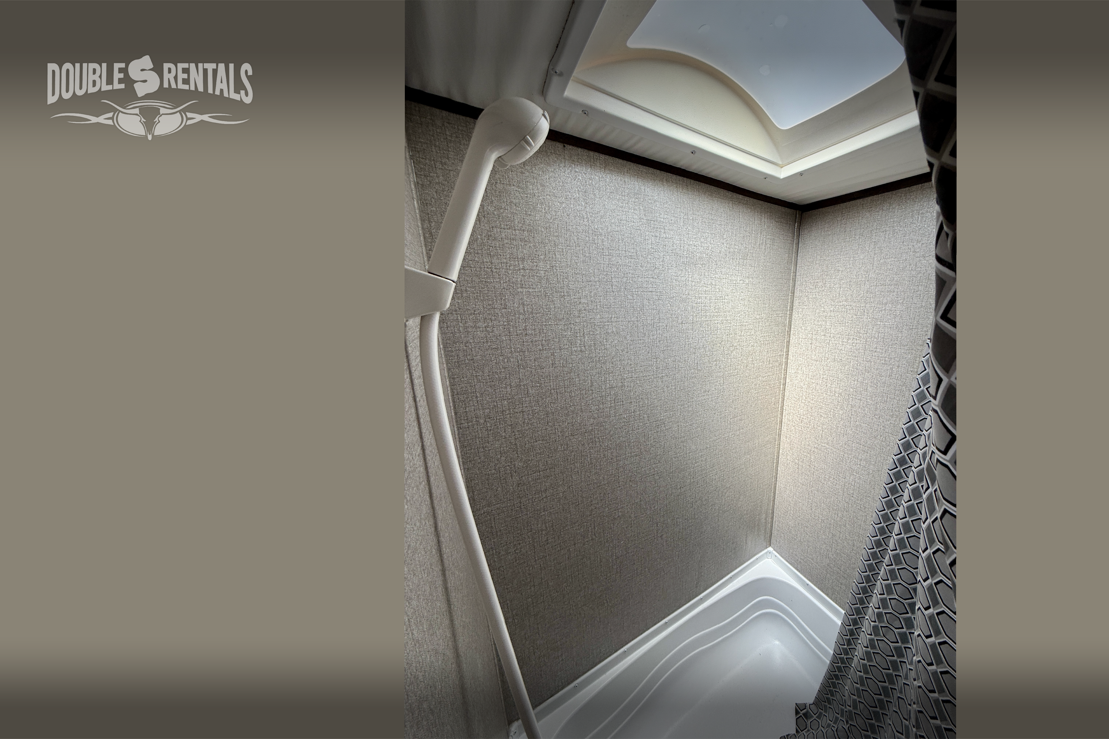 ECONOMY JAY FLIGHT with Queen Bed, Bunks, and Full Bath!