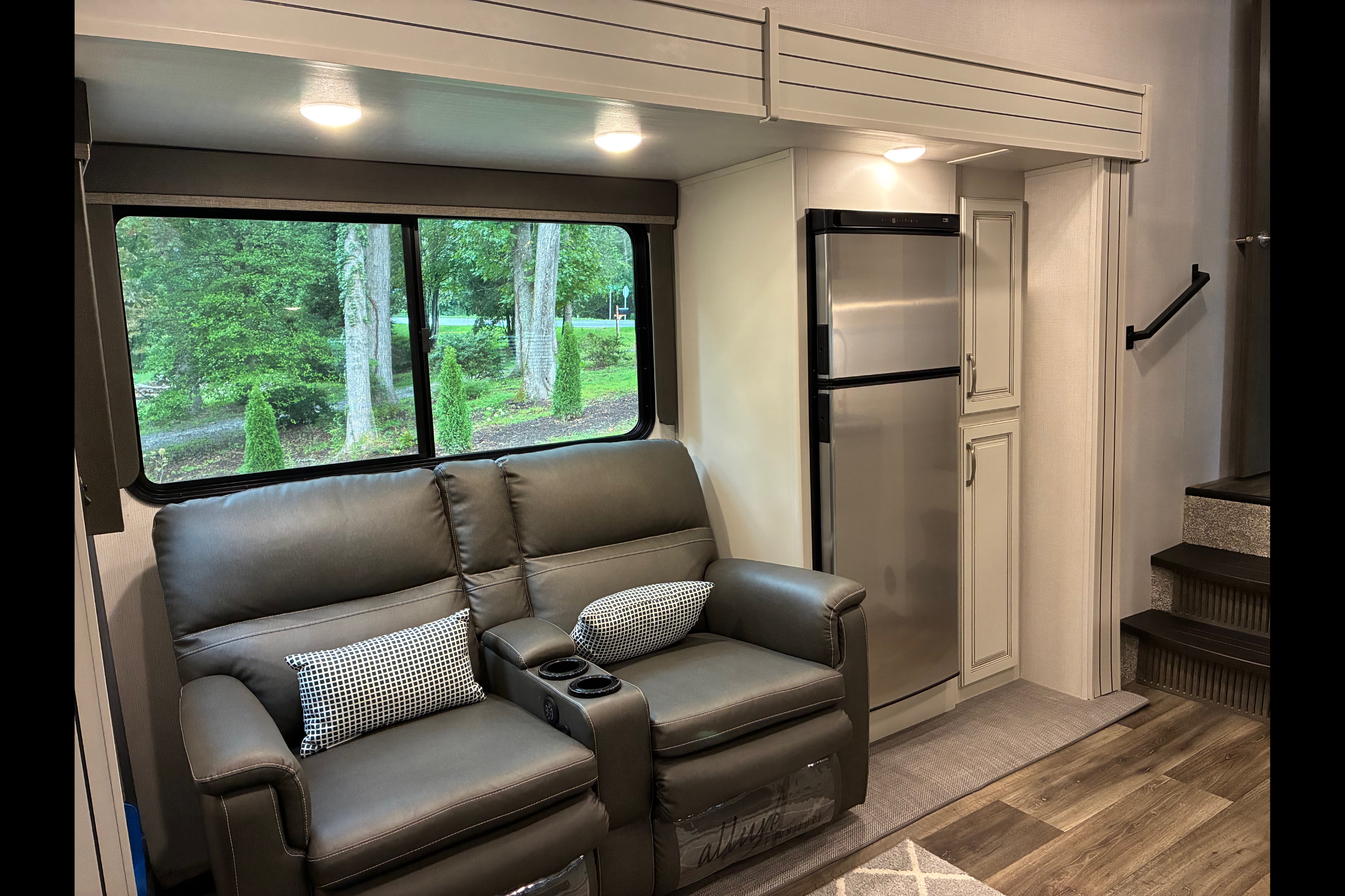 White Squirrel Keystone Cougar 24RDS Fifth Wheel