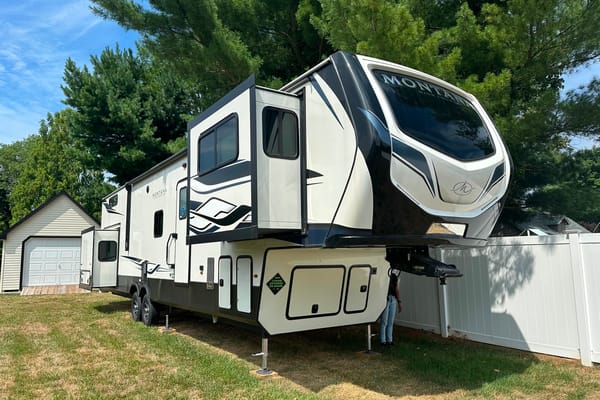2023 Keystone Montana High Country Fifth Wheel