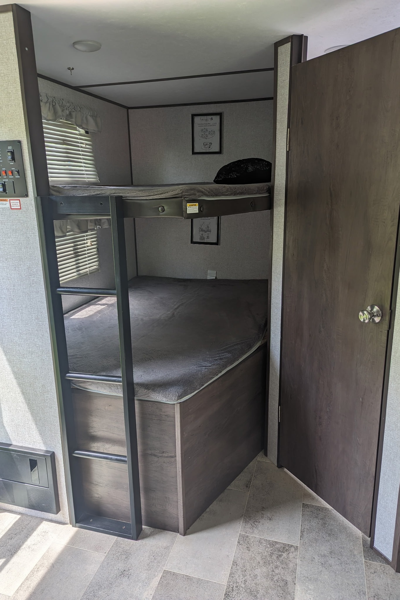 Tyler's Coleman Dutchman Lite 2455BH Travel Trailer