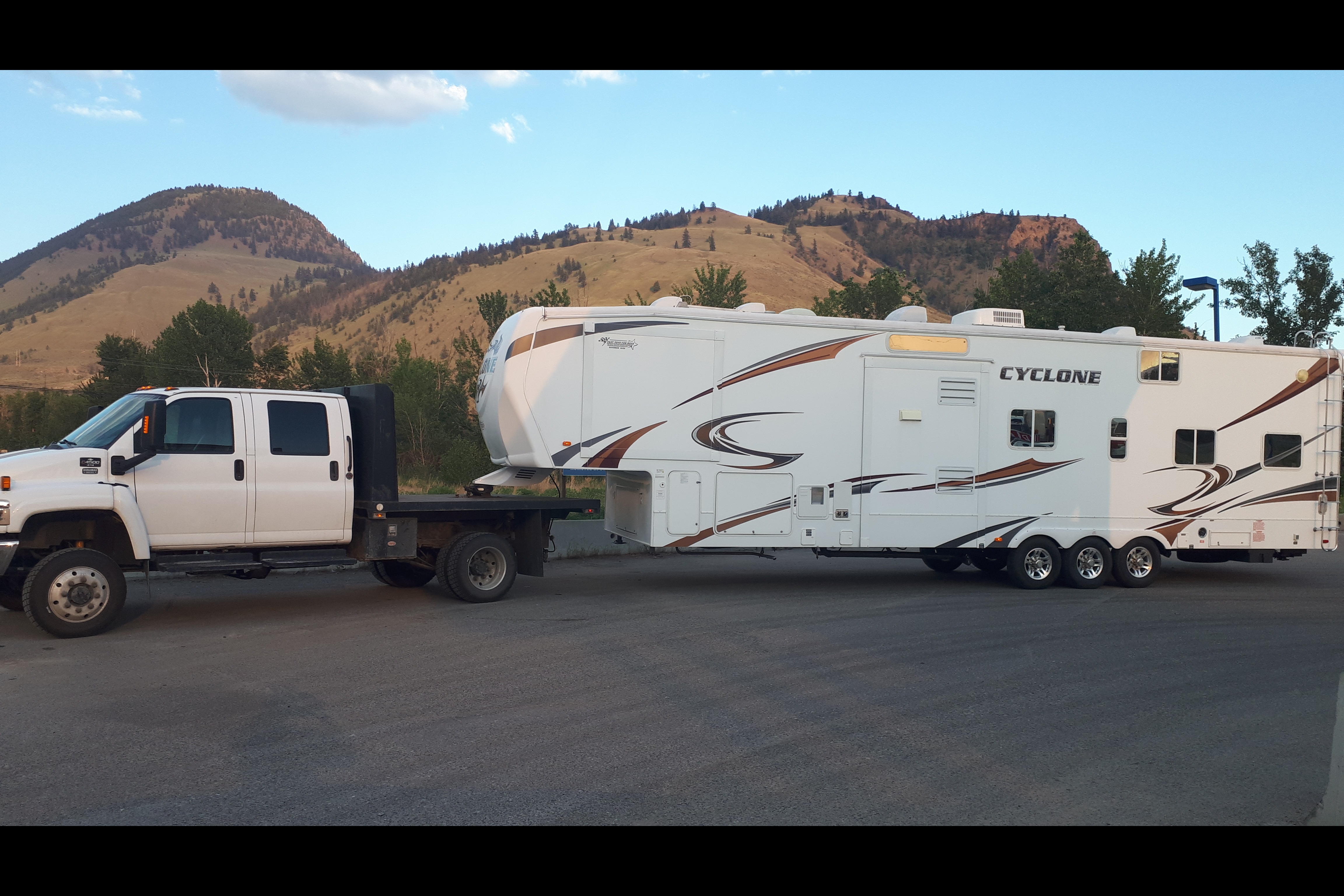 Toy Hauler (2 Washrooms)
