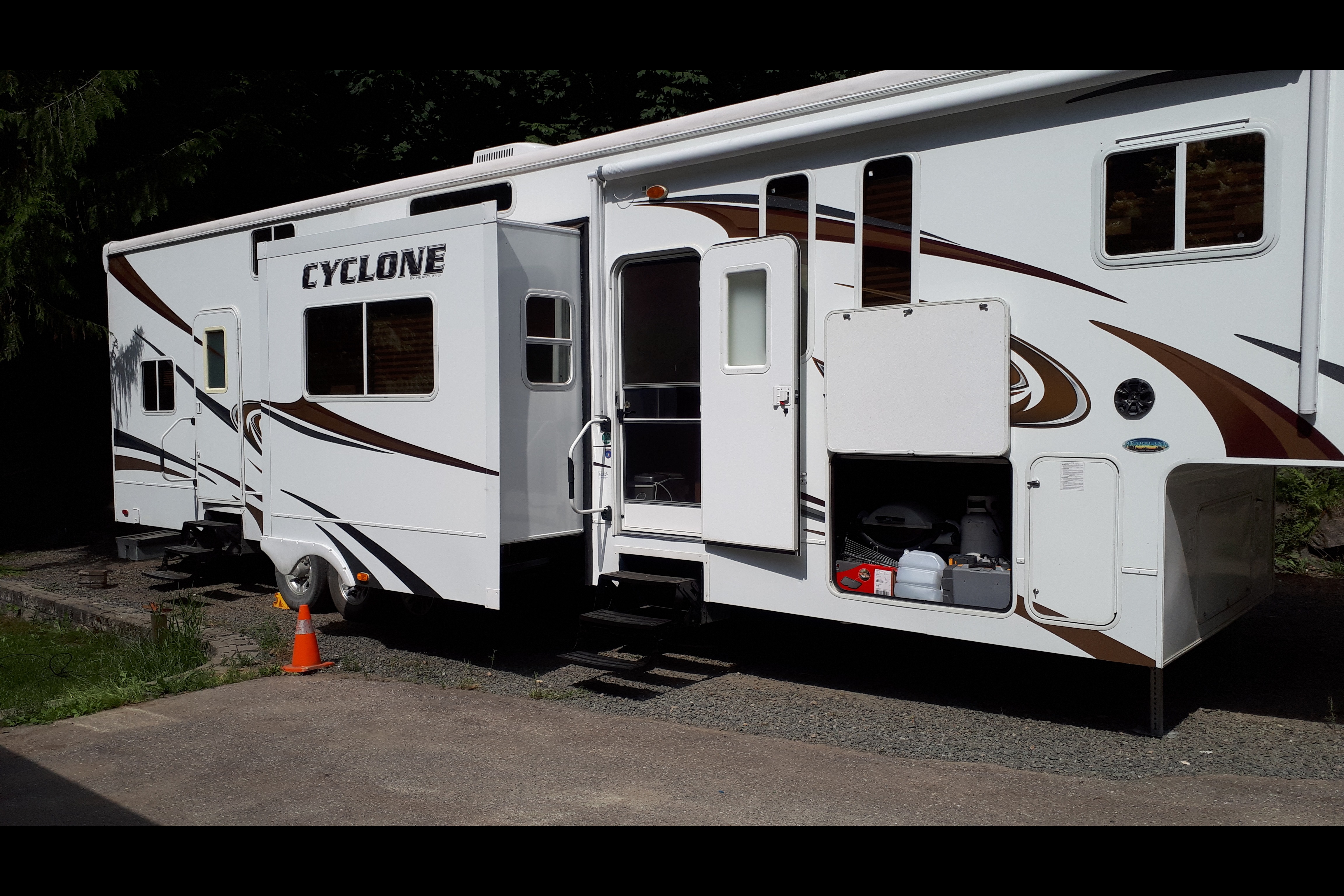 Toy Hauler (2 Washrooms)
