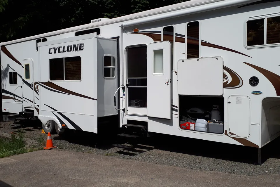 Toy Hauler (2 Washrooms)