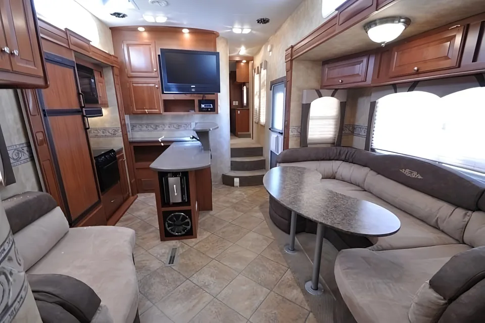 Toy Hauler (2 Washrooms)