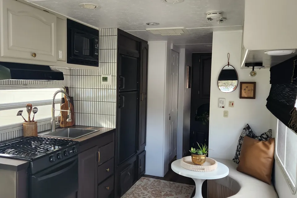 The Designer Bunkhouse: Professionally Renovated & Adventure-Ready