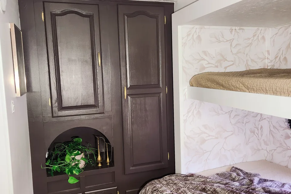 The Designer Bunkhouse: Professionally Renovated & Adventure-Ready