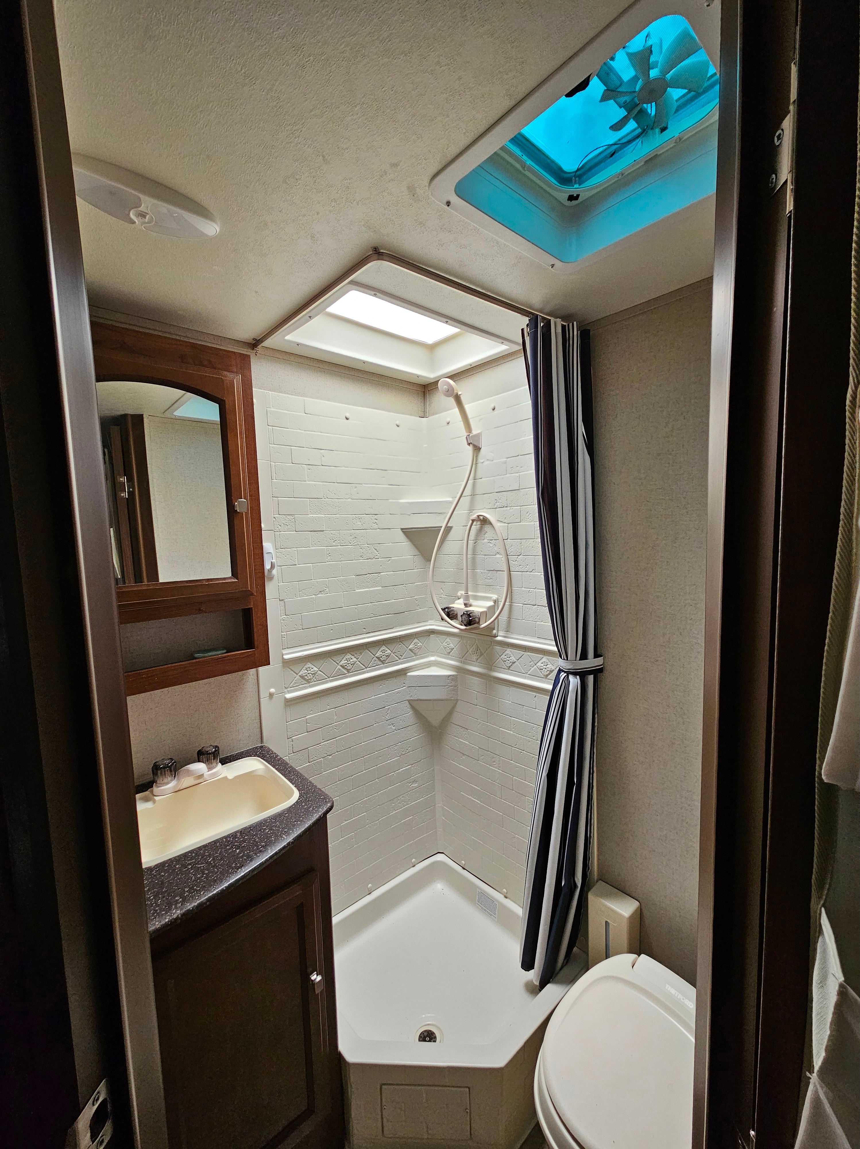 JR's Coachmen 21TQX Hybrid