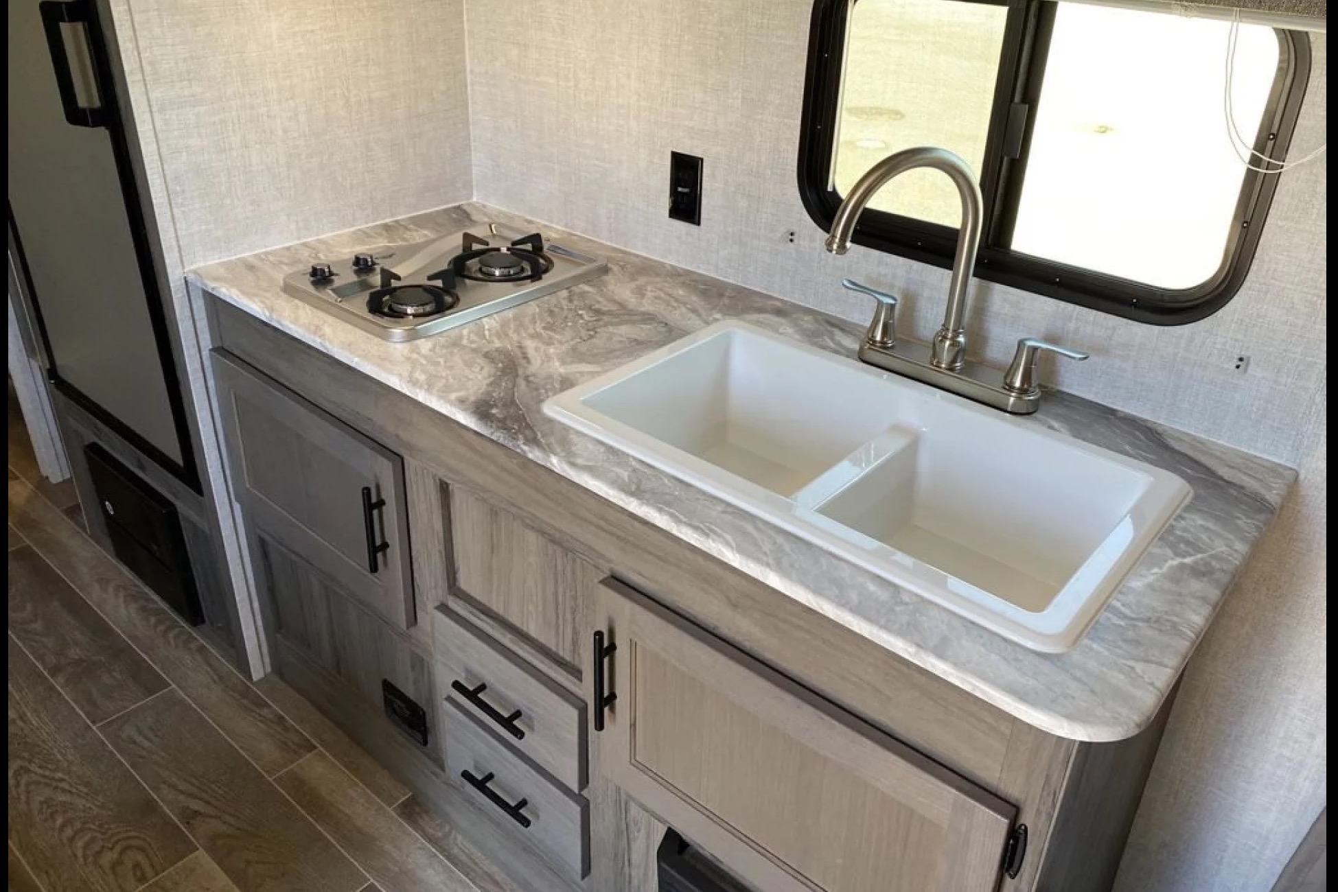 02 - 2023 - GULF STREAM - BUNKS - 3900lbs - SLEEPS 7