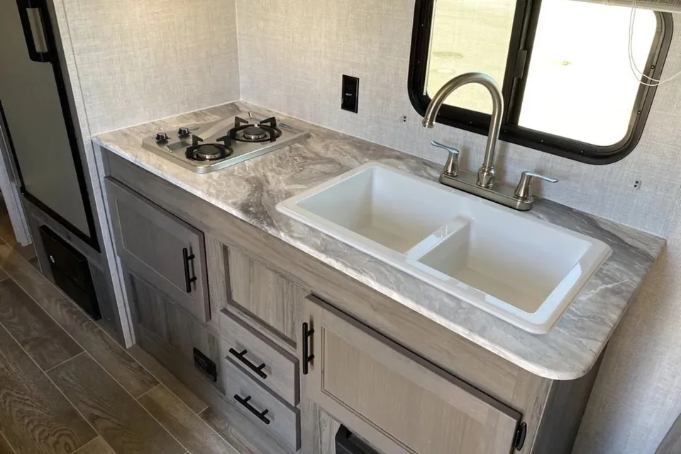 02 - 2023 - GULF STREAM - BUNKS - 3900lbs - SLEEPS 7