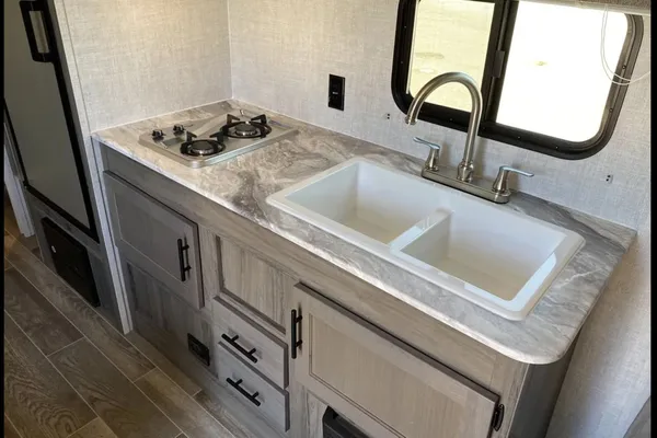 02 - 2023 - GULF STREAM - BUNKS - 3900lbs - SLEEPS 7