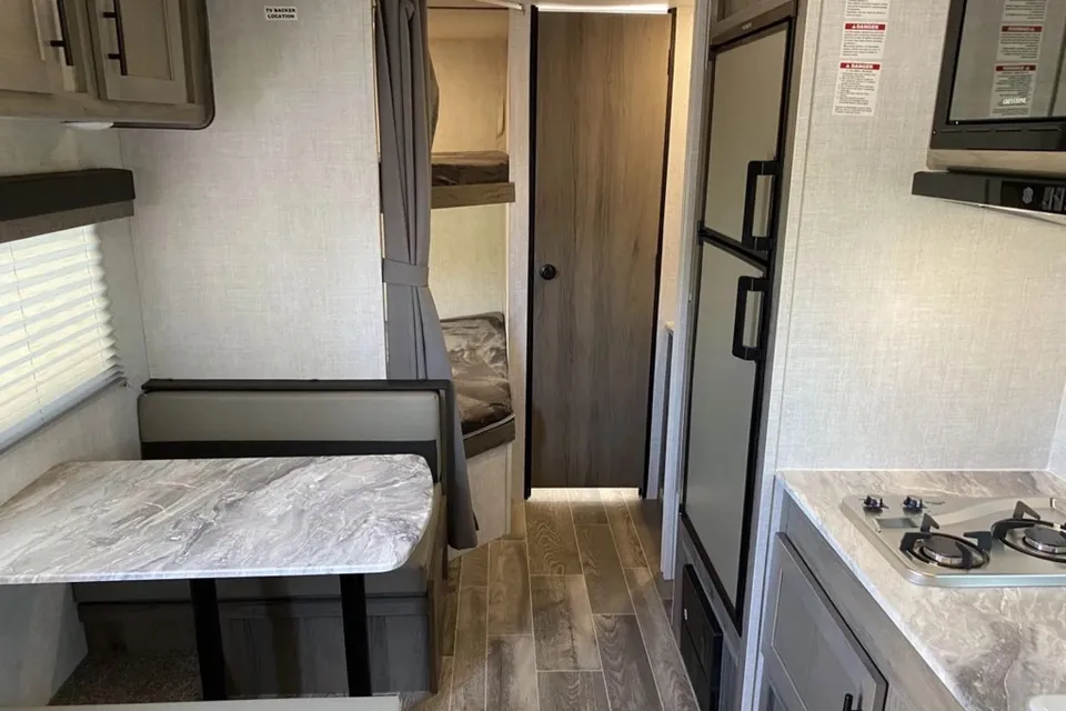 02 - 2023 - GULF STREAM - BUNKS - 3900lbs - SLEEPS 7