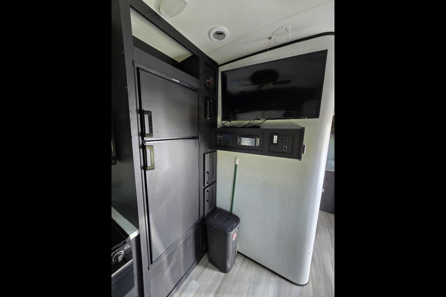 Austin's Cruiser RV Stryker2714 Toy Hauler