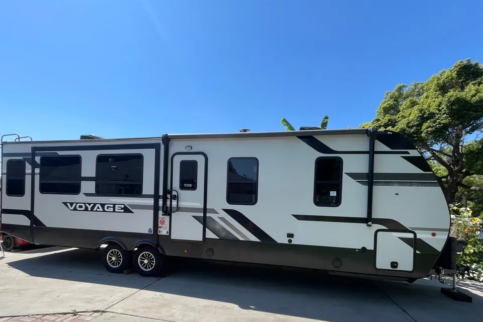 Winnebago Voyage Travel Trailer (Rolling Freedom Travels)