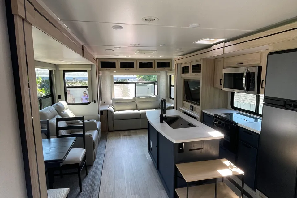 Winnebago Voyage Travel Trailer (Rolling Freedom Travels)