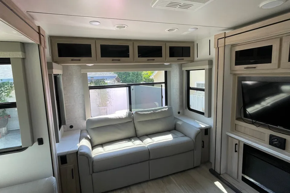 Winnebago Voyage Travel Trailer (Rolling Freedom Travels)