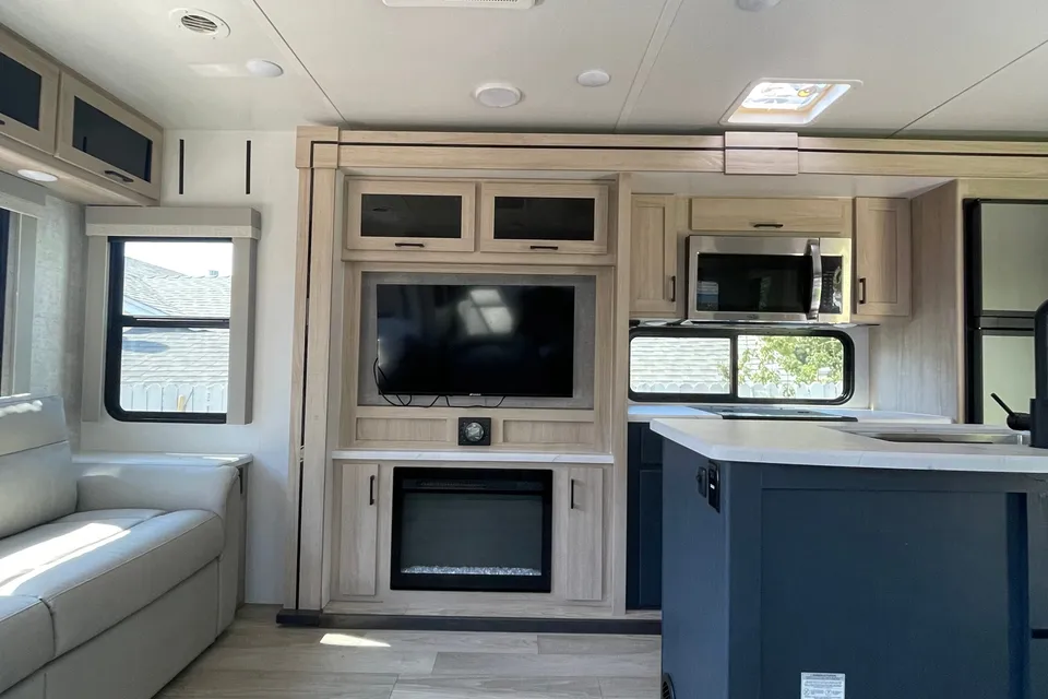 Winnebago Voyage Travel Trailer (Rolling Freedom Travels)