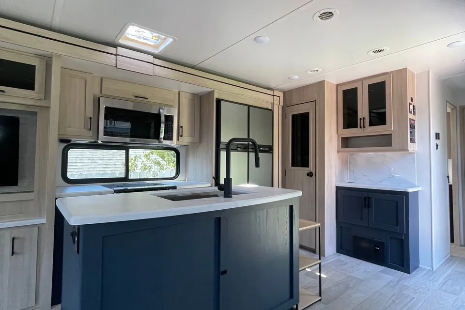 Winnebago Voyage Travel Trailer (Rolling Freedom Travels)