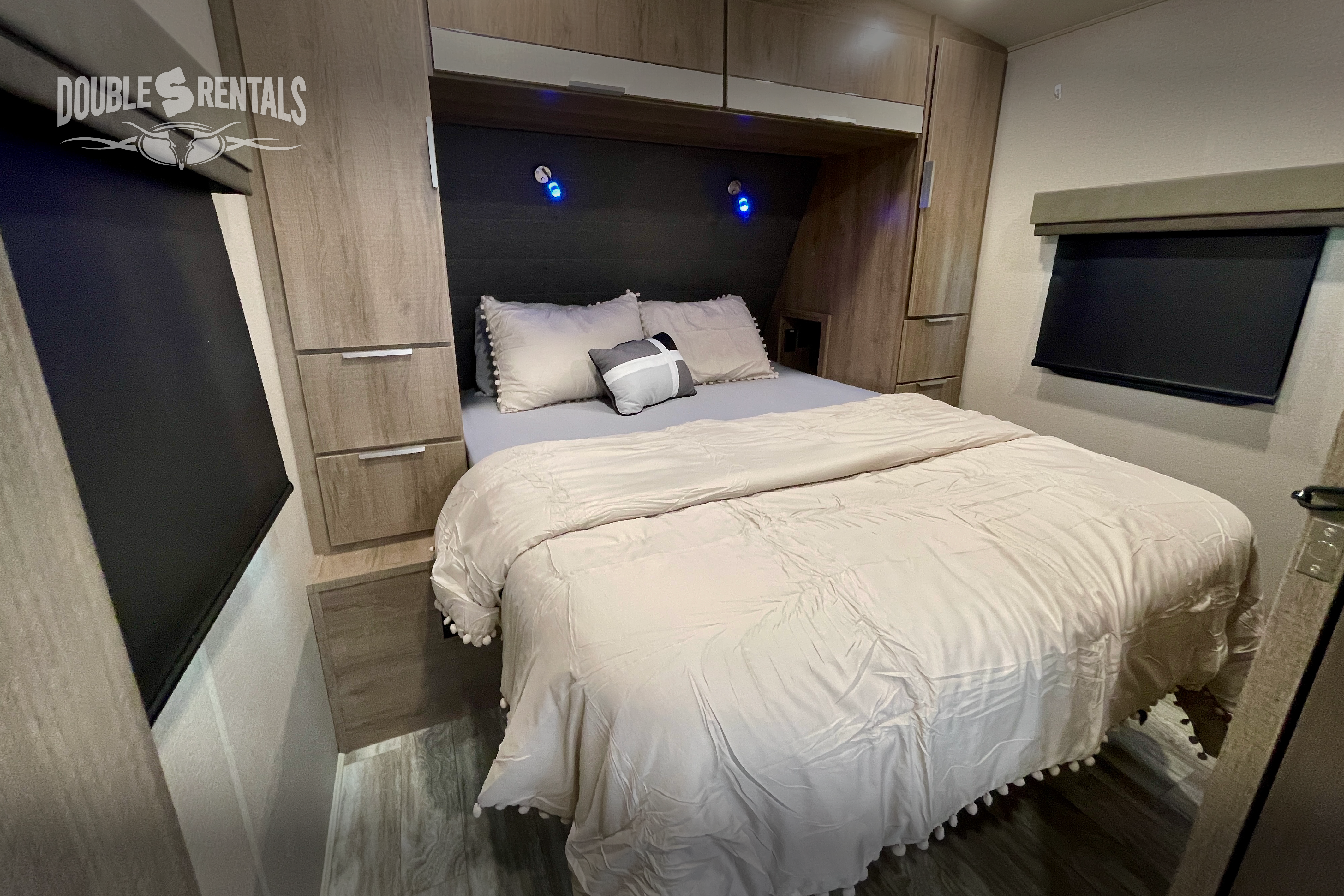 IMAGINE w/ Private Master, Bunks, Luxury Recliners & Outdoor Kitchen