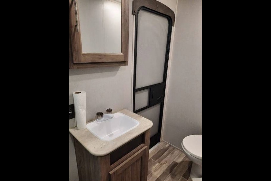 🏕️ 2020 CrossRoads Zinger ZR328SB – Your Spacious Home Away From Home!