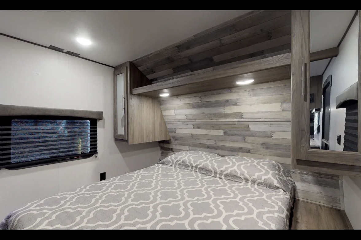 🏕️ 2020 CrossRoads Zinger ZR328SB – Your Spacious Home Away From Home!
