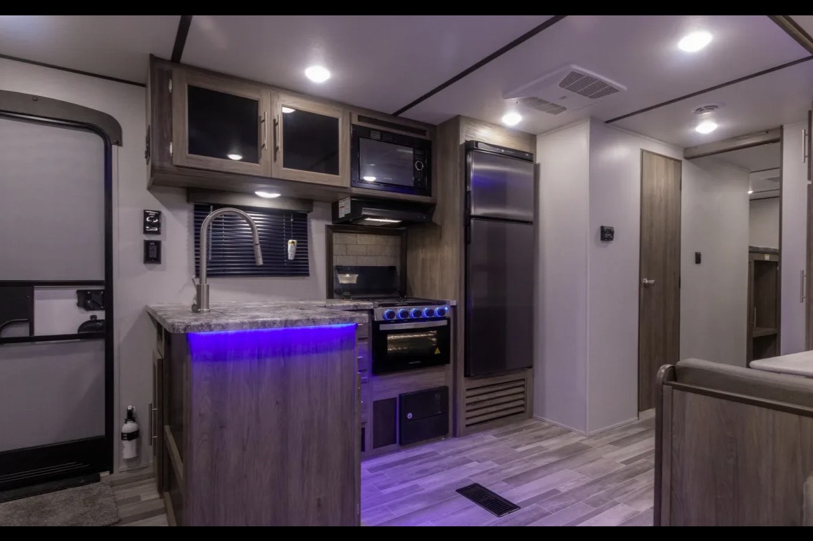 🏕️ 2020 CrossRoads Zinger ZR328SB – Your Spacious Home Away From Home!