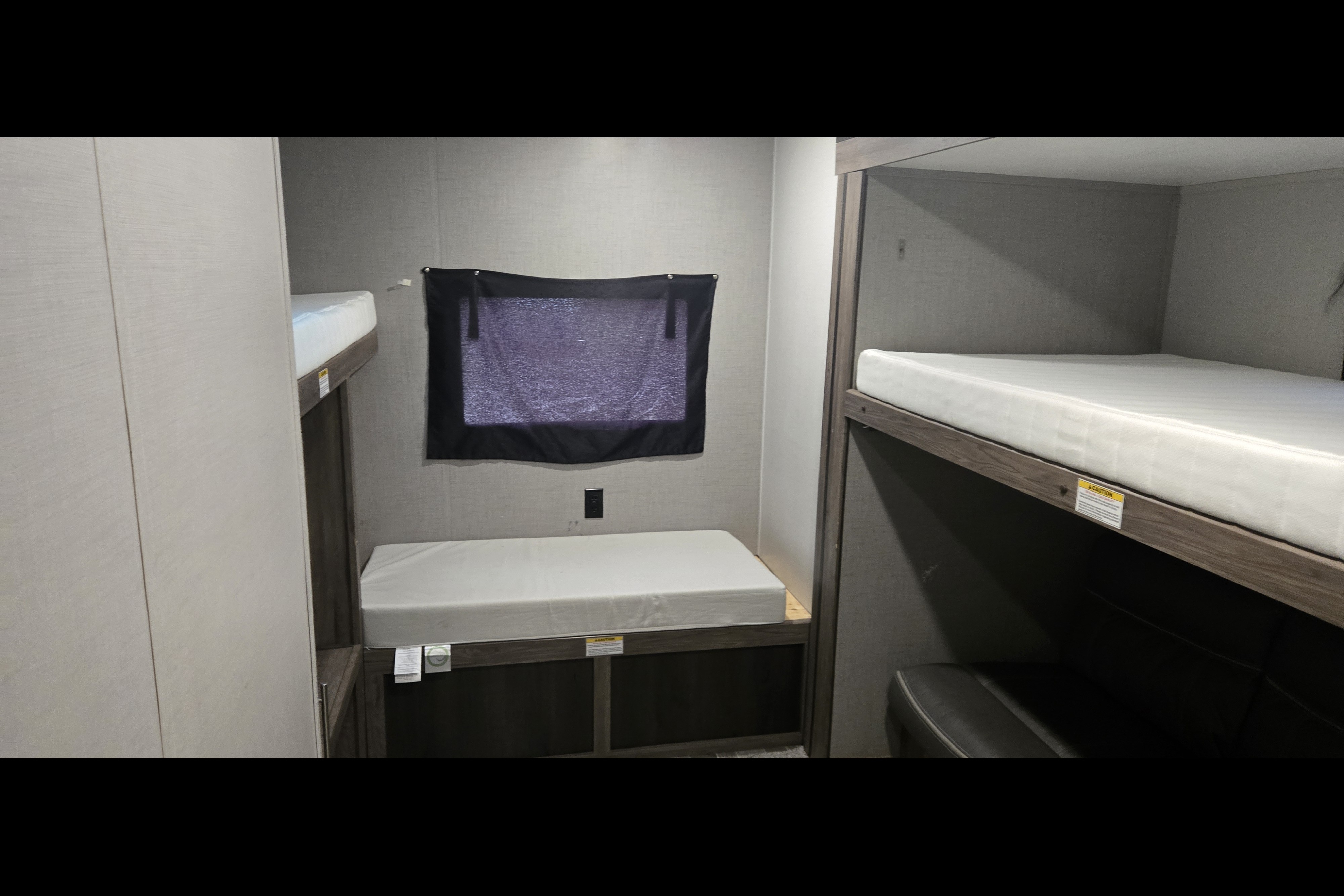 🏕️ 2020 CrossRoads Zinger ZR328SB – Your Spacious Home Away From Home!
