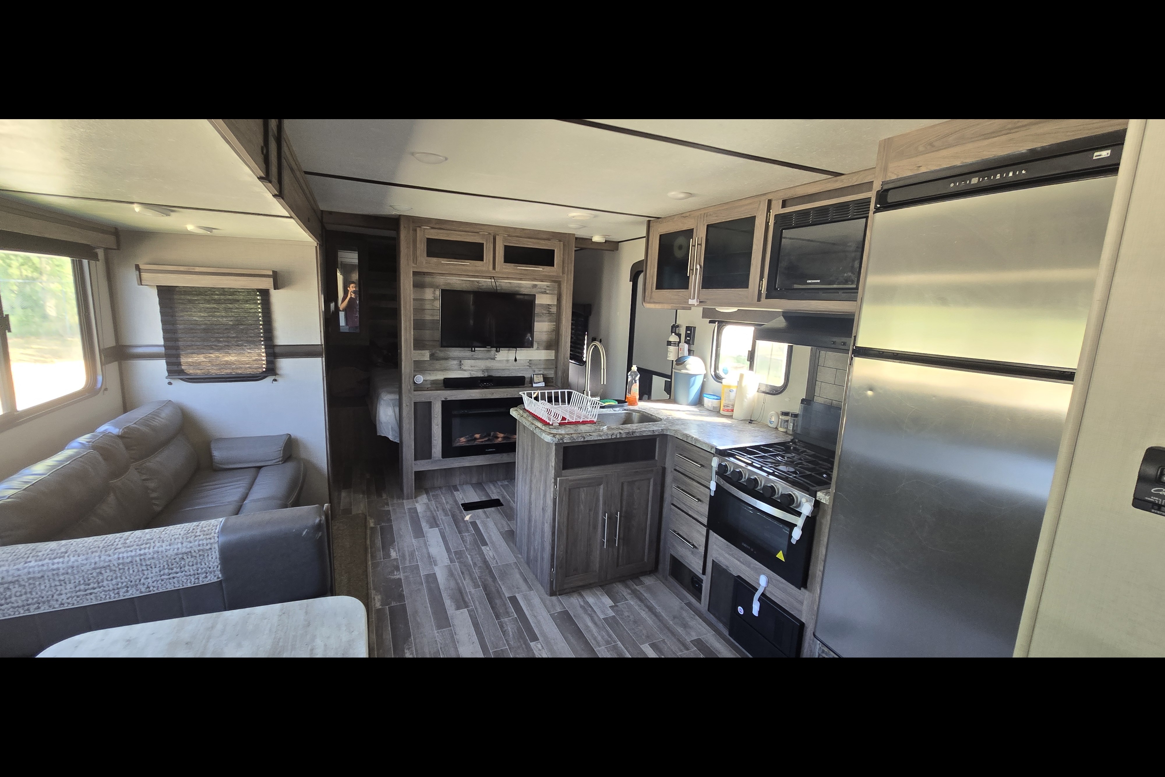 🏕️ 2020 CrossRoads Zinger ZR328SB – Your Spacious Home Away From Home!