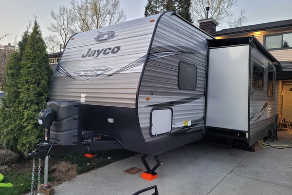 π5 Star Travel Trailer- sleeps 8! Comfort and luxury