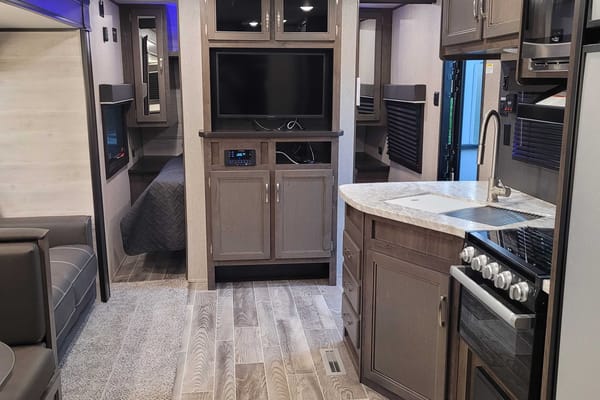 π5 Star Travel Trailer- sleeps 8! Comfort and luxury