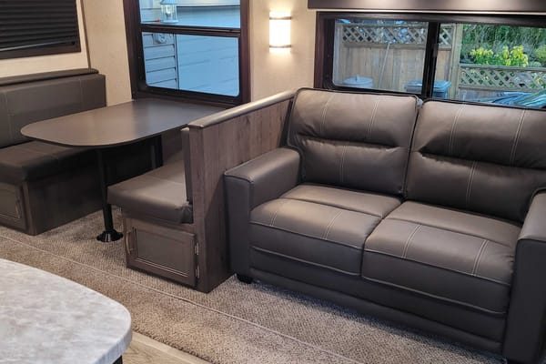π5 Star Travel Trailer- sleeps 8! Comfort and luxury