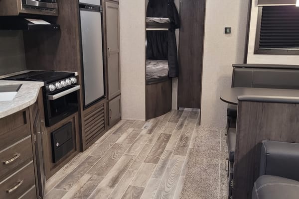 π5 Star Travel Trailer- sleeps 8! Comfort and luxury