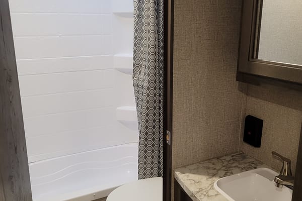 π5 Star Travel Trailer- sleeps 8! Comfort and luxury