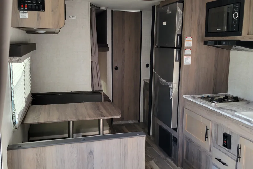 Jordan's Gulf Stream Kingsport 248bh Travel Trailer