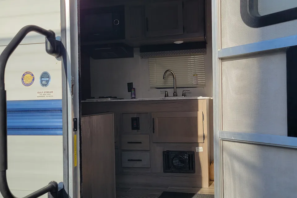 Jordan's Gulf Stream Kingsport 248bh Travel Trailer
