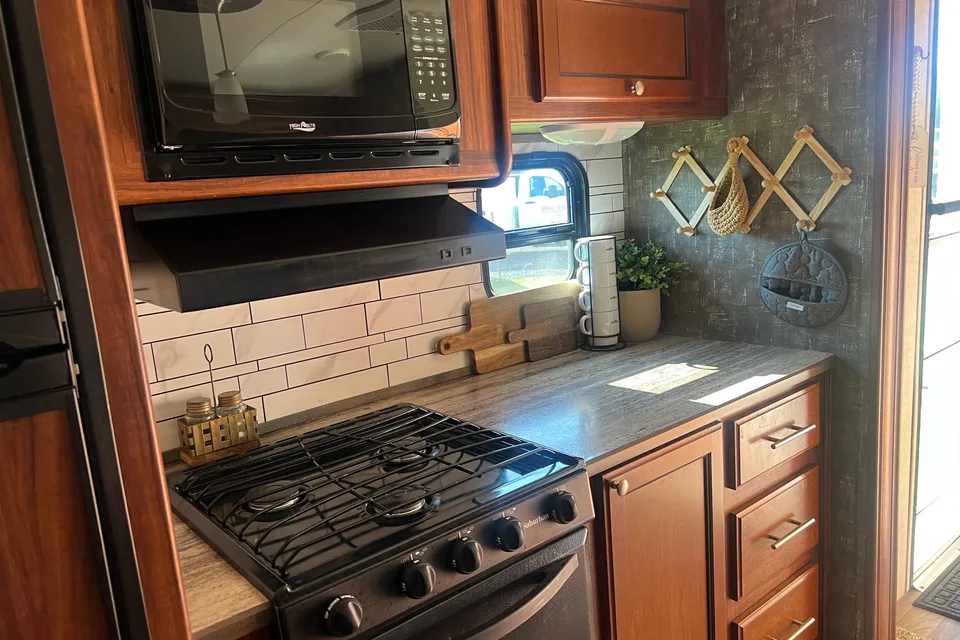 Stix & Stones Heartland NorthTrail – Couples Glamper Adventure Awaits! 