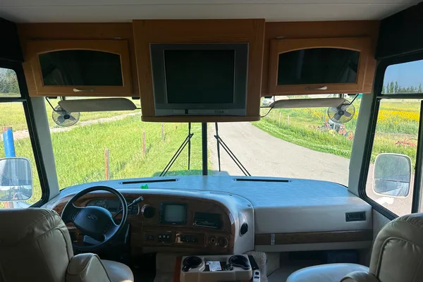 Ahmeds Thor Motor Coach Hurricane Class A
