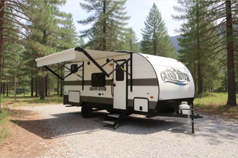 Monique's Family Fun Brand NEW 2025 CLASSIC GRAND RIVER 22MB Travel Trailer