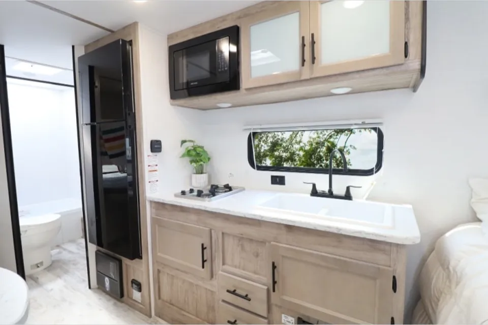 Monique's Family Fun Brand NEW 2025 CLASSIC GRAND RIVER 22MB Travel Trailer