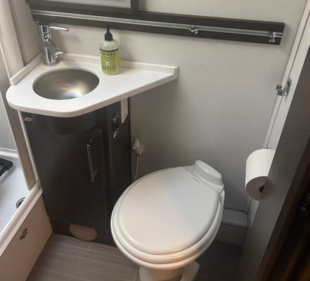 John's Leisure Travel Vans Unity Fx Class B