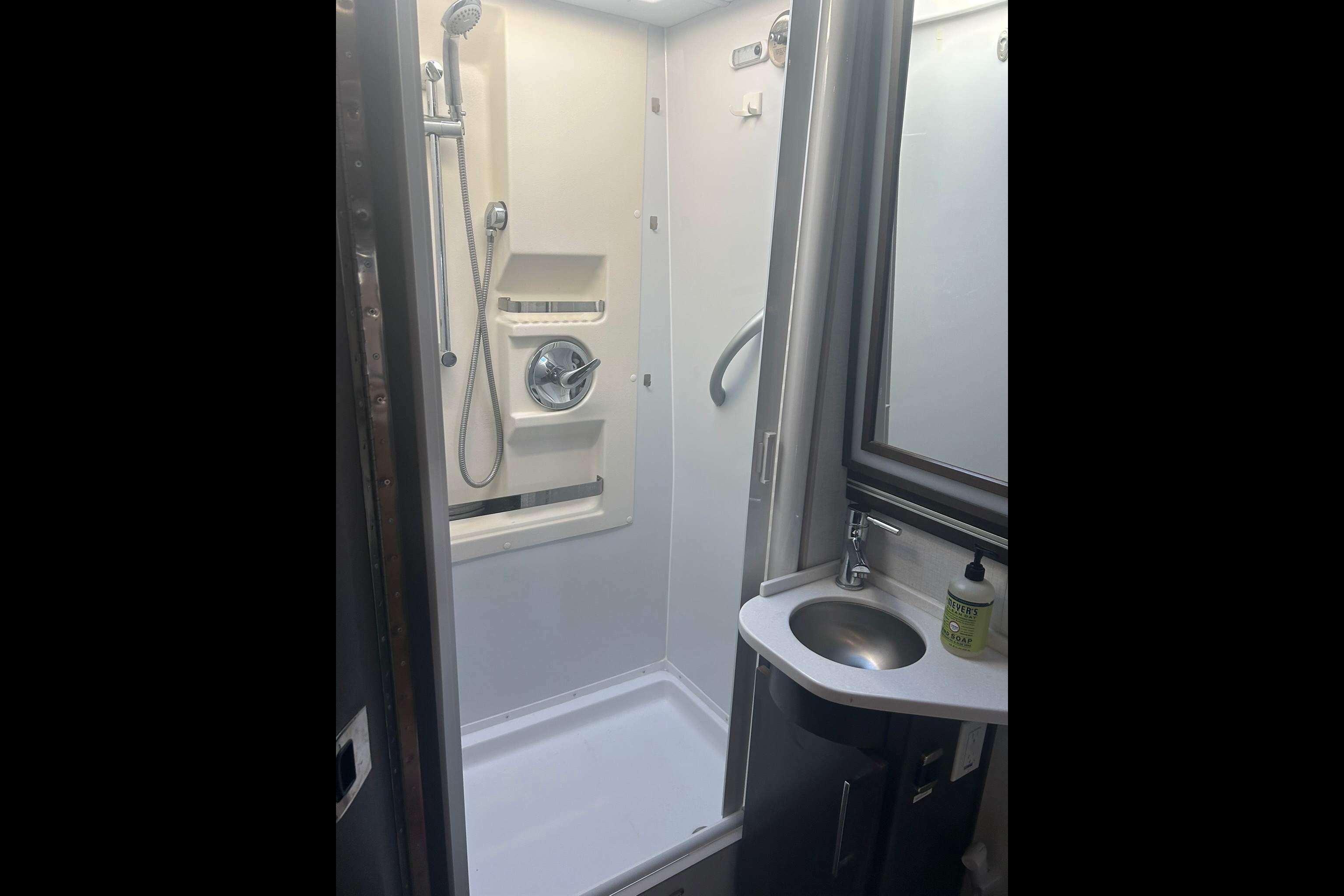 John's Leisure Travel Vans Unity Fx Class B