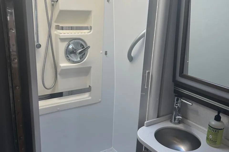 John's Leisure Travel Vans Unity Fx Class B