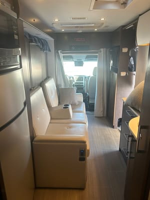 John's Leisure Travel Vans Unity Fx Class B