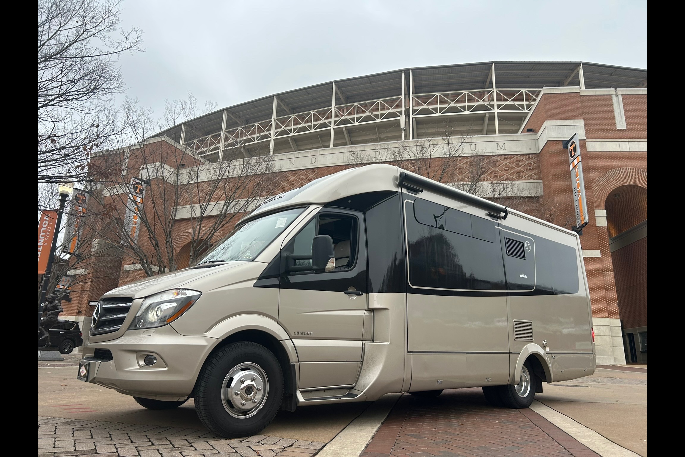 John's Leisure Travel Vans Unity Fx Class B