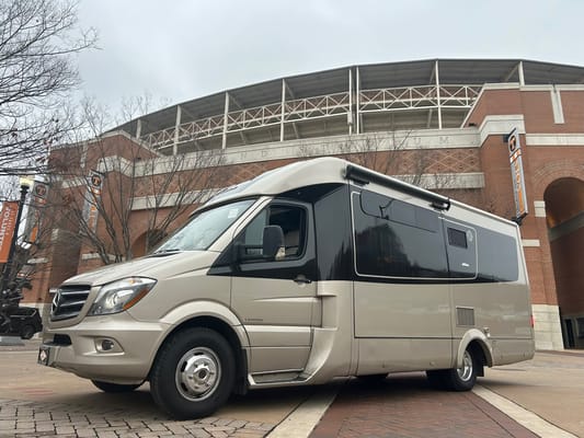 John's Leisure Travel Vans Unity Fx Class B