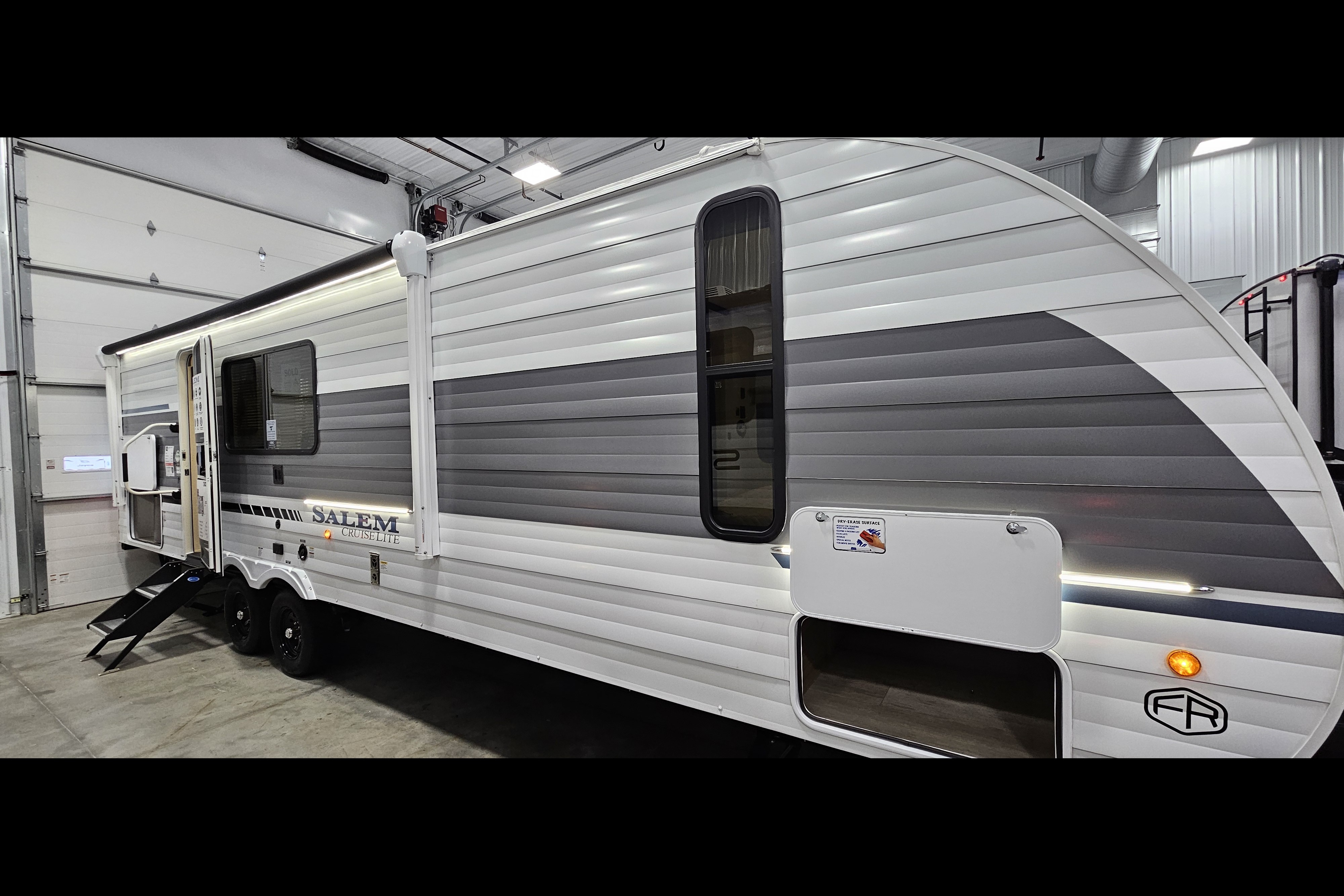 Salem 26 ICE (ICE2). 33 ft, Travel trailer Sleeps 8