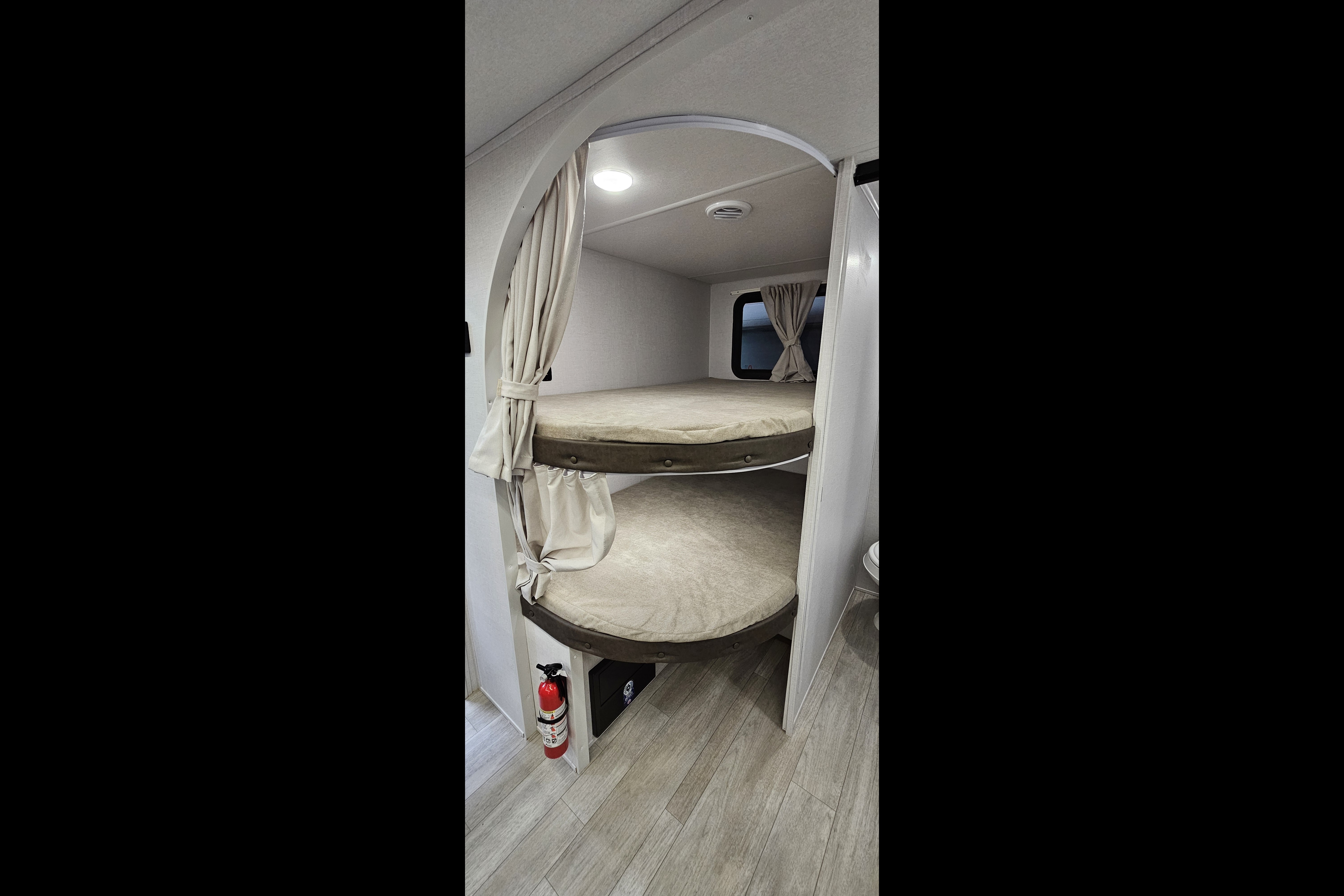 Salem 26 ICE (ICE2). 33 ft, Travel trailer Sleeps 8