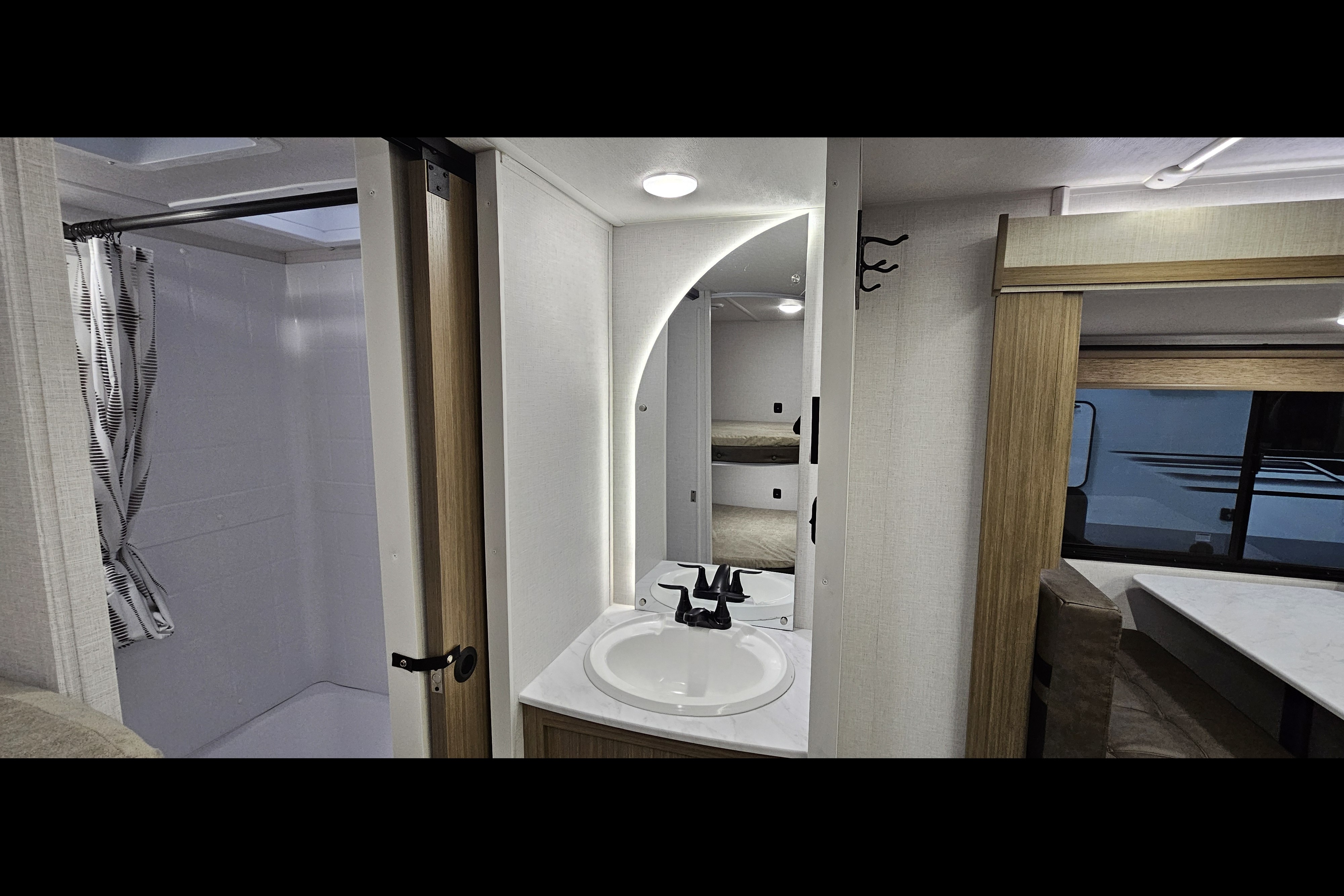 Salem 26 ICE (ICE2). 33 ft, Travel trailer Sleeps 8