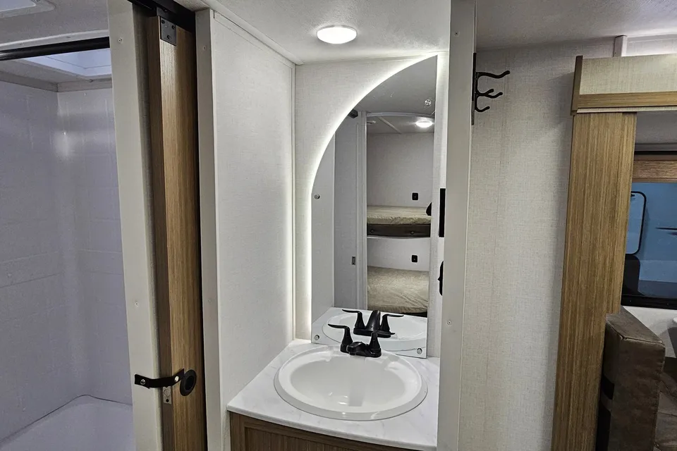 Salem 26 ICE (ICE2). 33 ft, Travel trailer Sleeps 8
