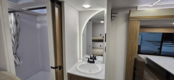 Salem 26 ICE (ICE2). 33 ft, Travel trailer Sleeps 8