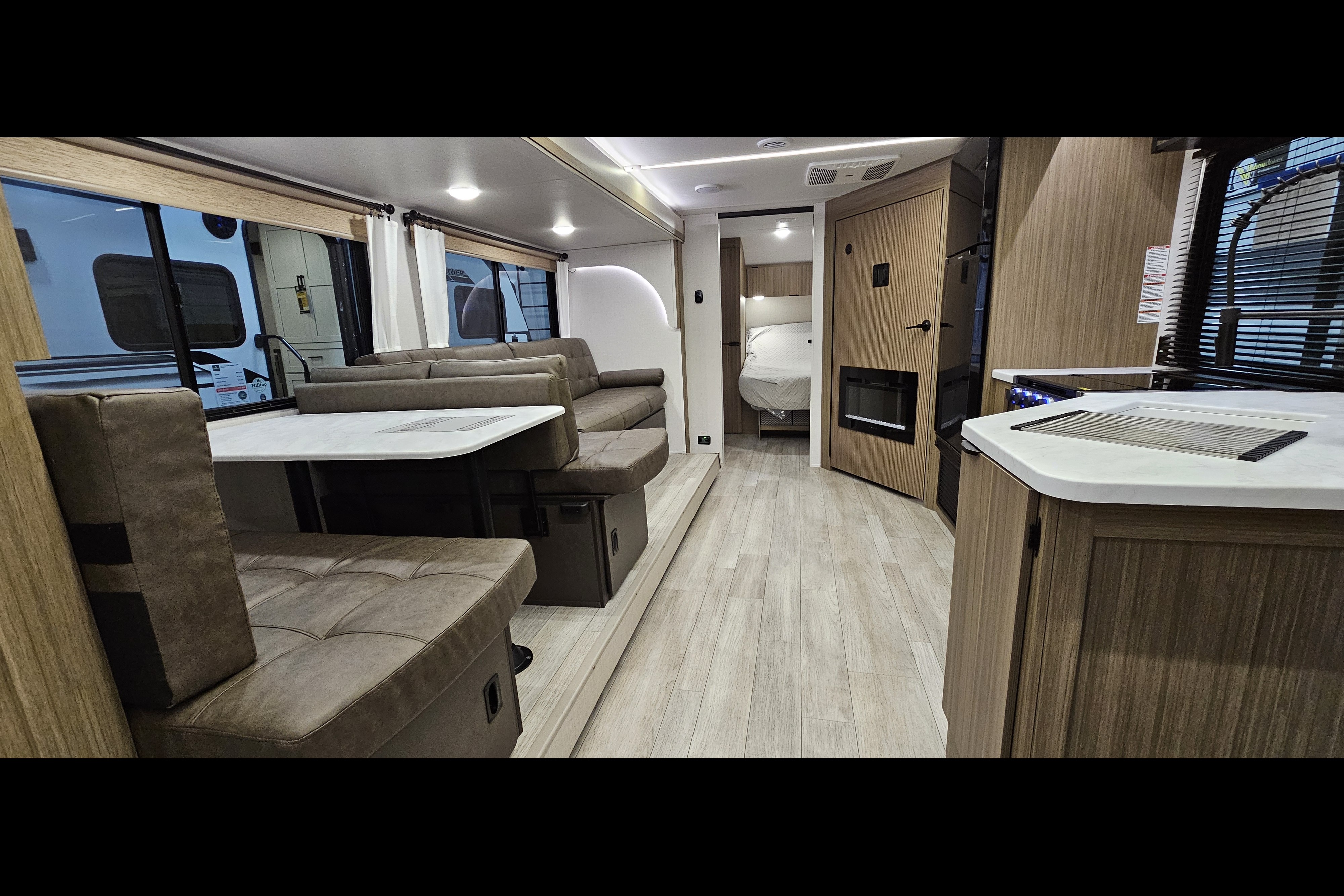 Salem 26 ICE (ICE2). 33 ft, Travel trailer Sleeps 8